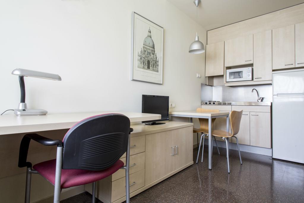 Residencia Universitaria Resa Los Abedules Pamplona Eksteriør billede